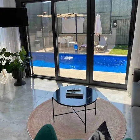 Crystal De-luxe Villa *