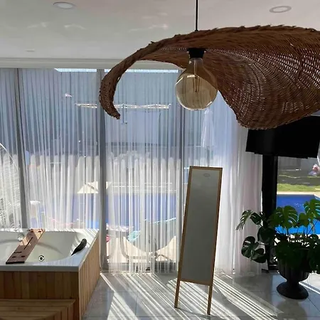 Crystal De-luxe Villa *